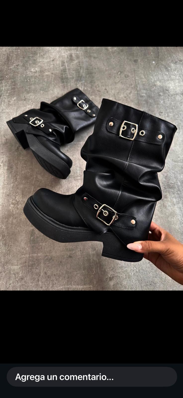 Botas SAONA negras slouchy con hebillas plateadas y plataforma